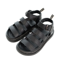 Flache Römersandalen mit Riemenschnalle