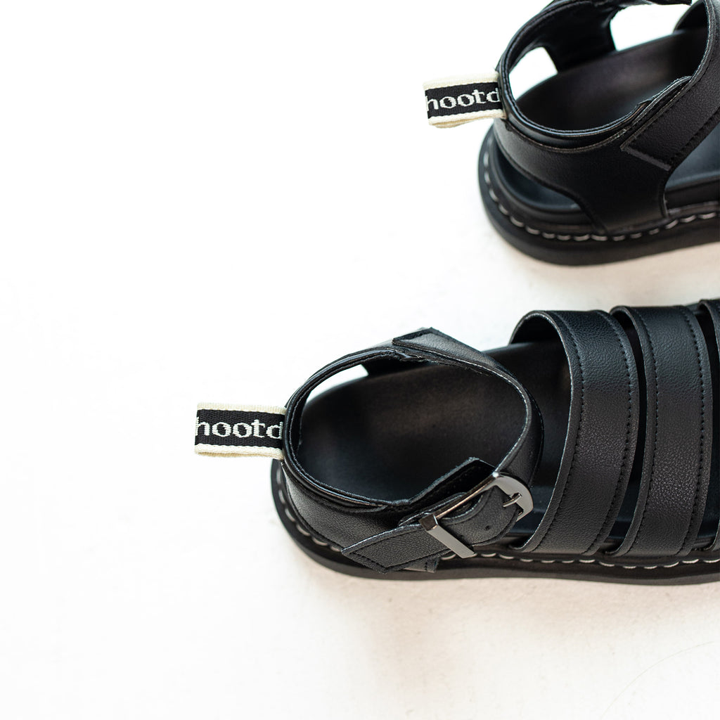 Flache Römersandalen mit Riemenschnalle