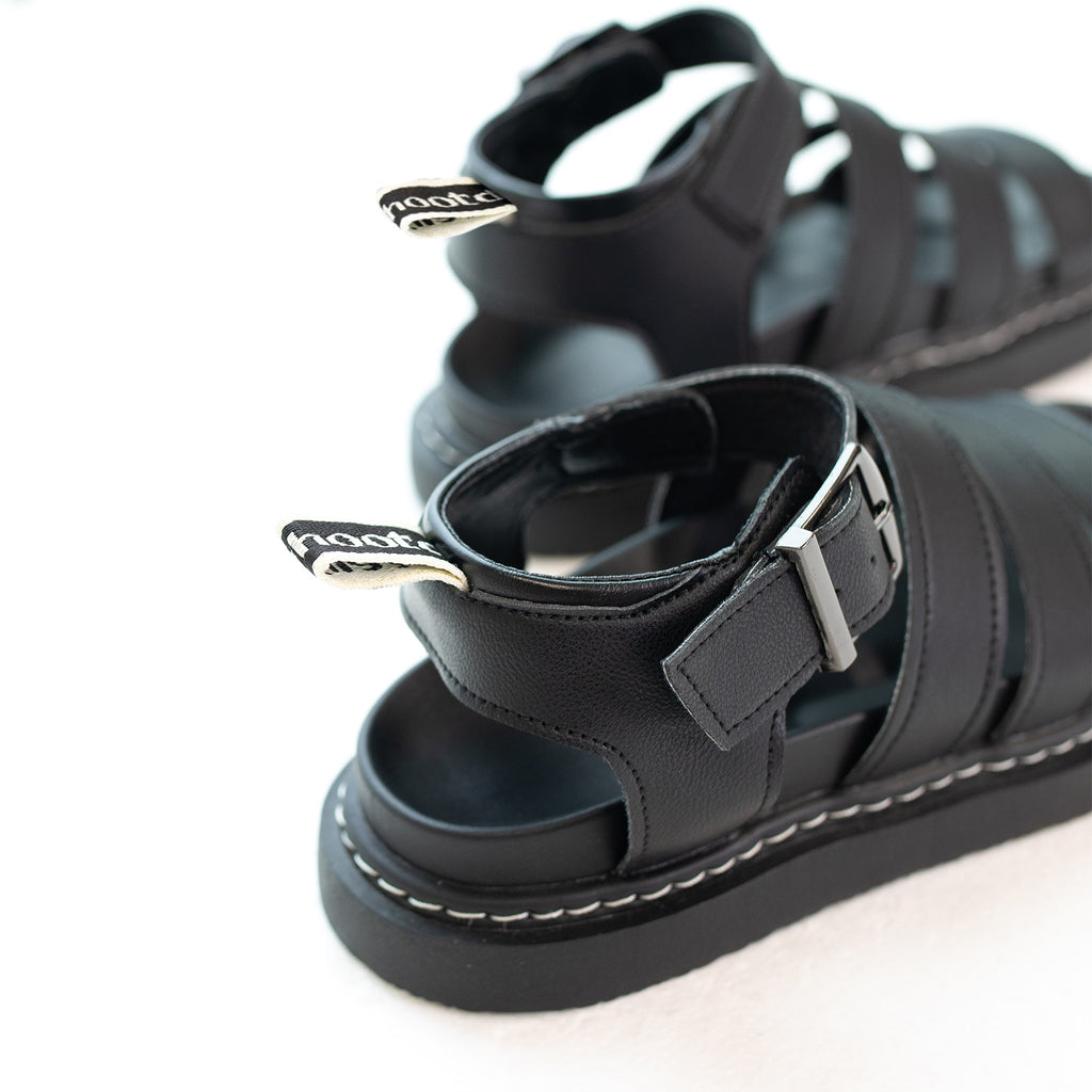 Flache Römersandalen mit Riemenschnalle