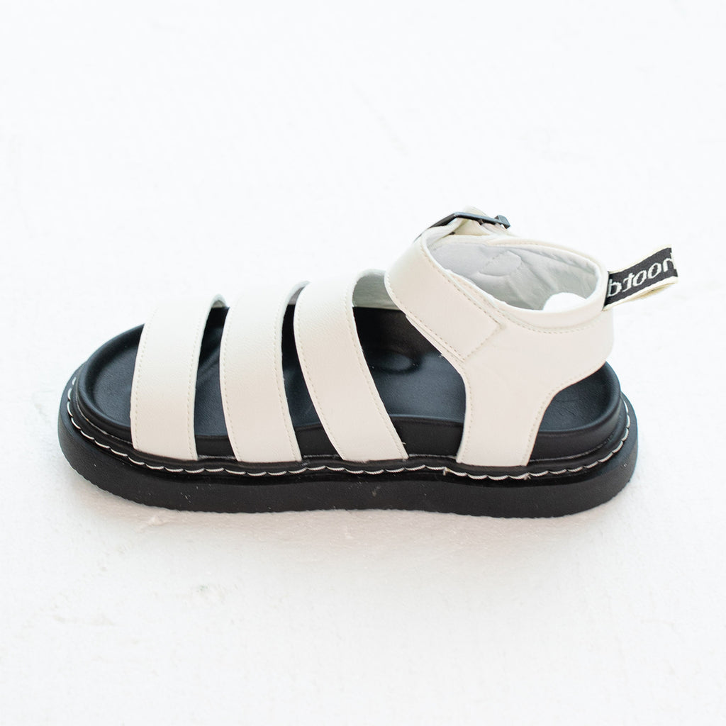 Flache Römersandalen mit Riemenschnalle