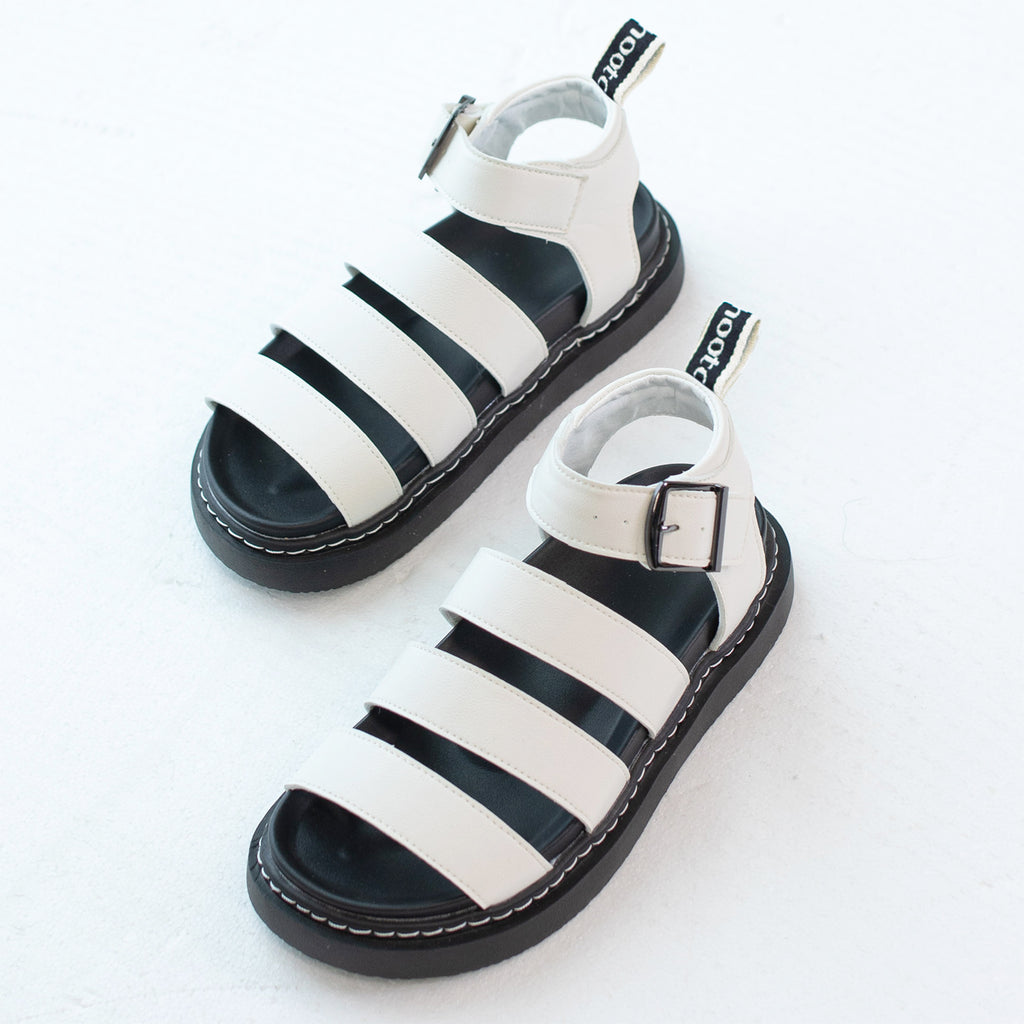 Flache Römersandalen mit Riemenschnalle
