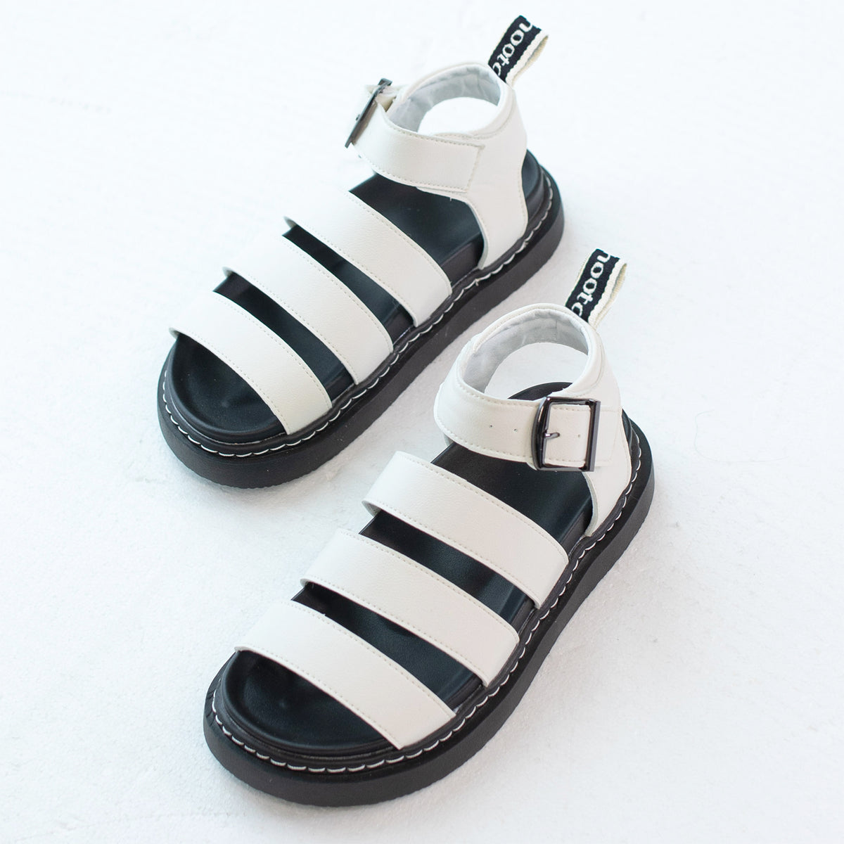 Flache Römersandalen mit Riemenschnalle